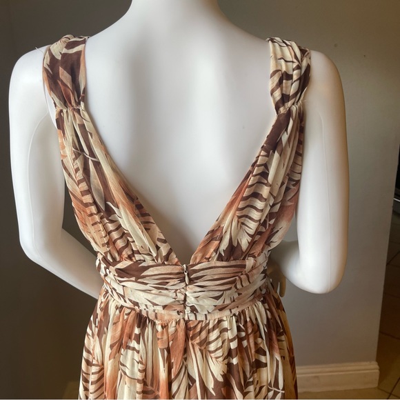 New Women’s tropical leaf maxi dress 
Size Medium
New 
Brand is Forever 21 - Picture 13 of 14